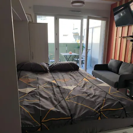 Calme Et Paisible, Climatise Avec Terrasse Au Dernier Etage, 100m Du Tramway Et 20 Min De La Promenade Des