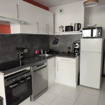 Calme Et Paisible, Climatise Avec Terrasse Au Dernier Etage, 100m Du Tramway Et 20 Min De La Promenade Des نيس