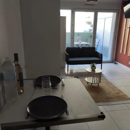 شقة Calme Et Paisible, Climatise Avec Terrasse Au Dernier Etage, 100m Du Tramway Et 20 Min De La Promenade Des *