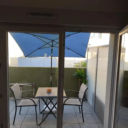 Calme Et Paisible, Climatise Avec Terrasse Au Dernier Etage, 100m Du Tramway Et 20 Min De La Promenade Des