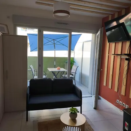 Lägenhet Calme Et Paisible, Climatise Avec Terrasse Au Dernier Etage, 100m Du Tramway Et 20 Min De La Promenade Des Nice
