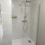 Calme Et Paisible, Climatise Avec Terrasse Au Dernier Etage, 100m Du Tramway Et 20 Min De La Promenade Des *