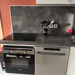 Calme Et Paisible, Climatise Avec Terrasse Au Dernier Etage, 100m Du Tramway Et 20 Min De La Promenade Des